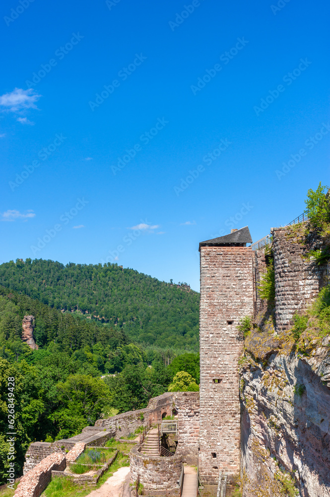 Fototapeta premium Burgruine Fleckenstein bei Lembach mit Blick auf die Landschaft der Vogesen. Departement Bas-Rhin in der Region Elsass in Frankreich