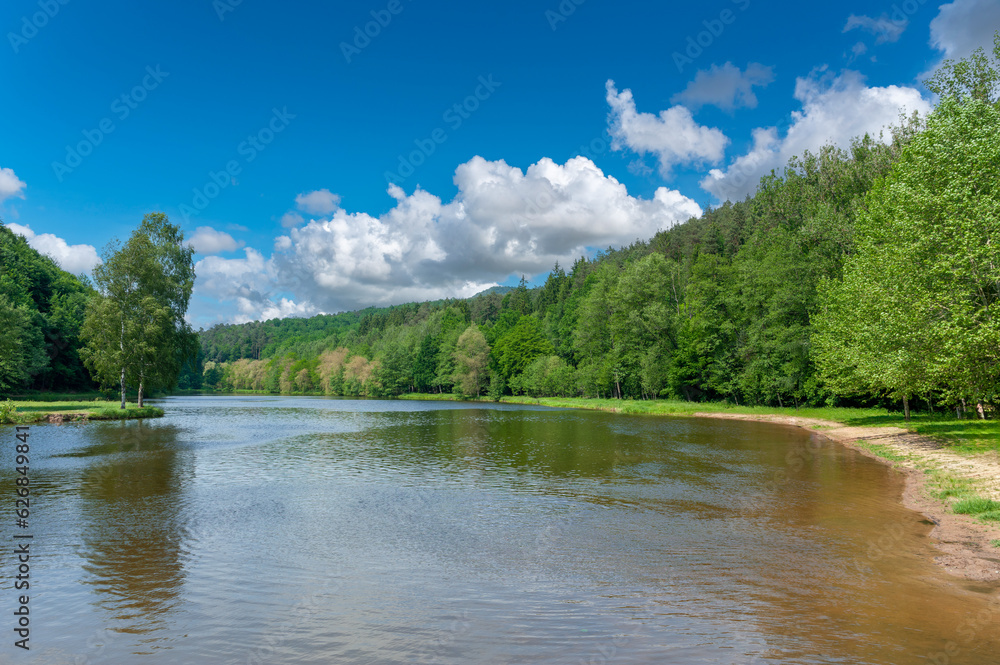 Landschaft am Badesee Fleckensteiner Weiher bei Lembach. Departement Bas-Rhin in der Region Elsass in Frankreich Landschaft am Badesee Fleckensteiner Weiher bei Lembach. Departement Bas-Rhin in der Region Elsass in Frankreich