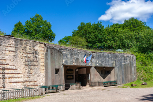 Bunker der ehemaligen Maginot Linie, hier der Munitionseingang des Artilleriewerkes Kalkofen, auch Panzerwerk 615, bei Lembach. Departement Bas-Rhin in der Region Elsass in Frankreich