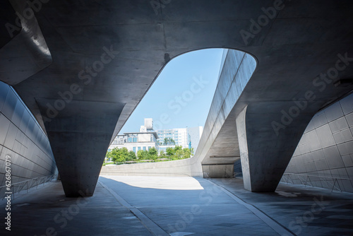コンクリート橋のトンネル © plux2738