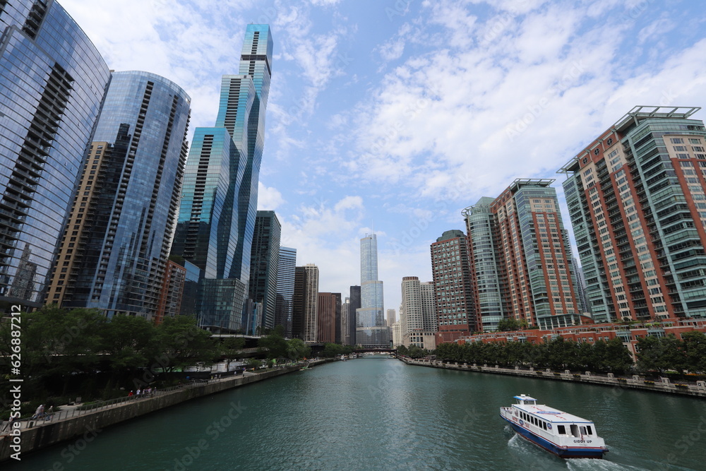 Fototapeta premium Downtown Chicago, IL Skyline on Michigan Ave and Oak Street Beach