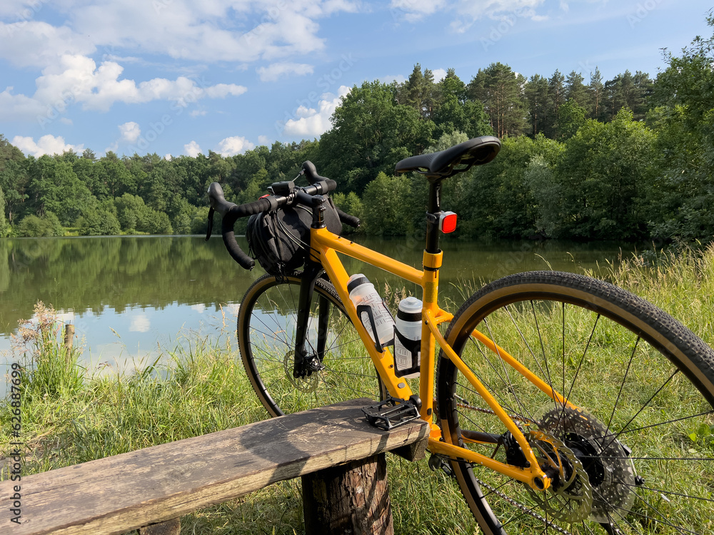 Naklejka premium Gravel bicycle in the city park on the spring season