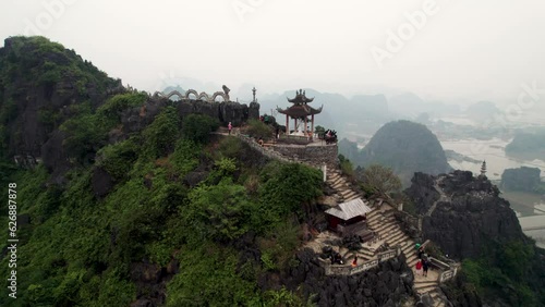 Vue aérienne de Hang Mua à Ninh Binh au Vietnam, paysage karstique avec grotte, escalier et pagode sur la montagne du dragon couché, culture et nature dans la baie d’Halong terrestre.