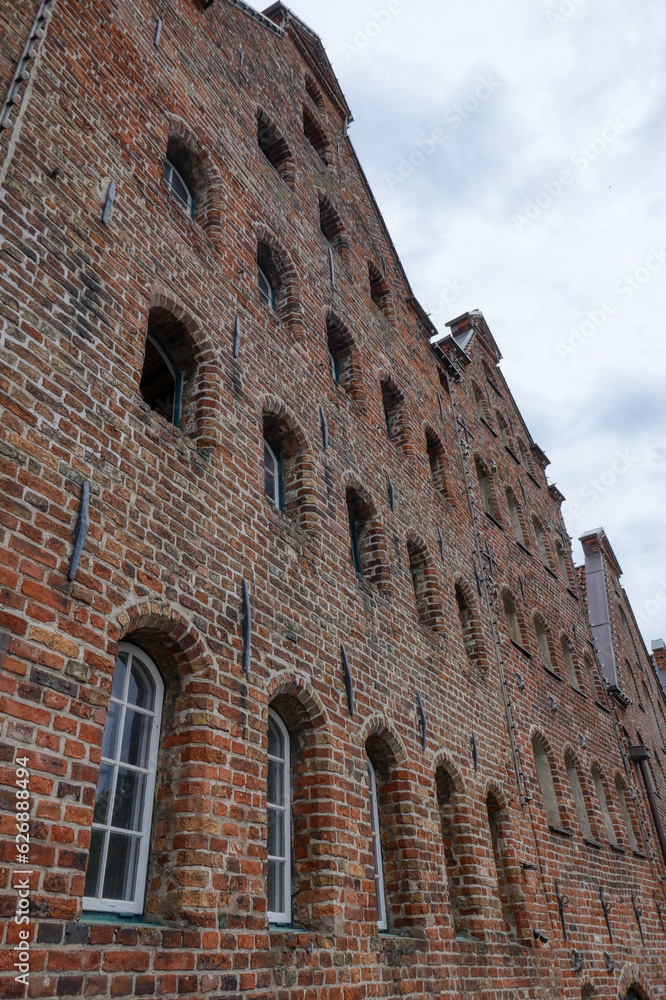 Fassade der historischen Salzspeicher in der Altstadt von Lübeck