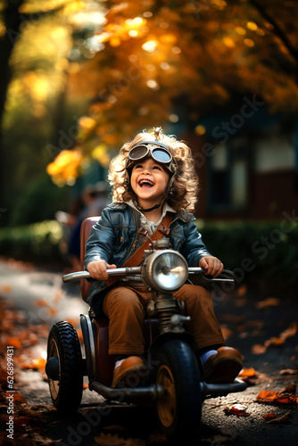 fröhlicher Junge mit Spielzeugmoped im Herbst