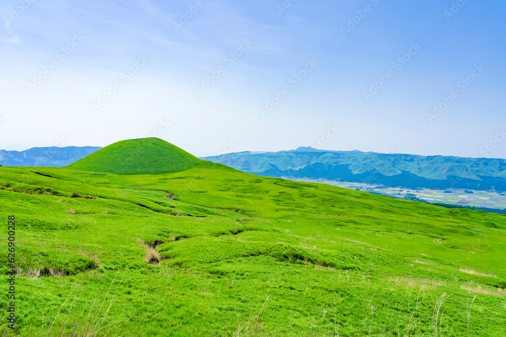 阿蘇の絶景 新緑に輝く米塚