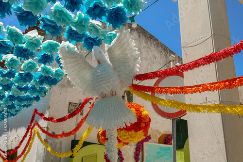 Pomba feita de papel. Decoração das ruas na festa dos Tabuleiros, Tomar.