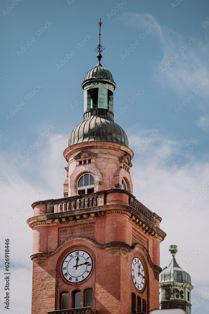 der rote Backstein Turm des Rathaus Pankow 