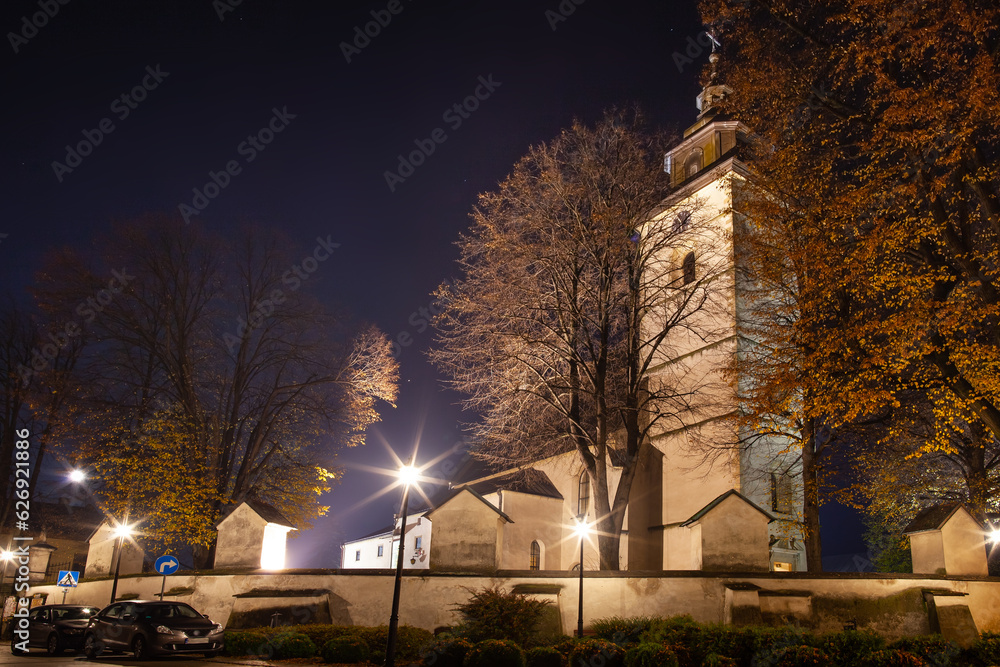 Centrum Starego Sącza nocą. Oświetlony kościół. Centrum Starego Sącza nocą. Oświetlony kościół.