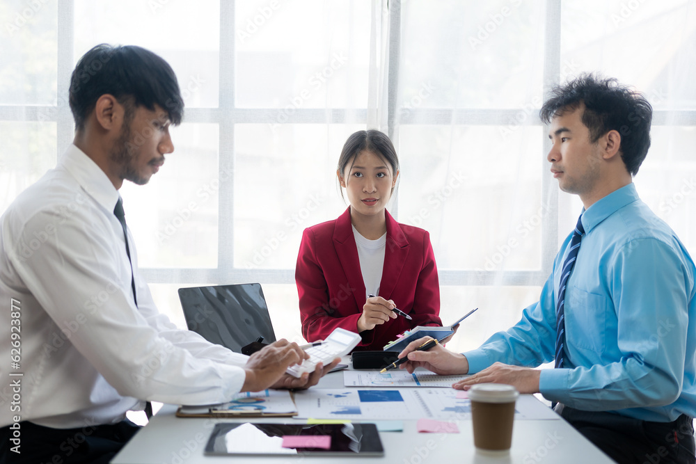 A group of successful young business people present financial reports at meetings and brainstorm ideas to analyze and plan business strategies. A group of successful young business people present financial reports at meetings and brainstorm ideas to analyze and plan business strategies.