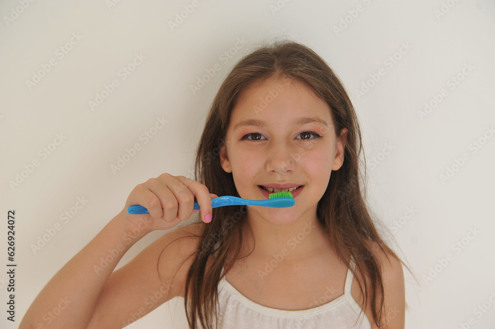 menina escovando os dentes com escova menina escovando os dentes com escova