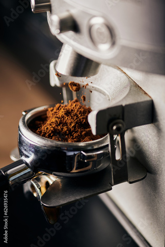 Canvastavla grinded coffee in portafilter, coffee machine, close up, coffee extraction, prep