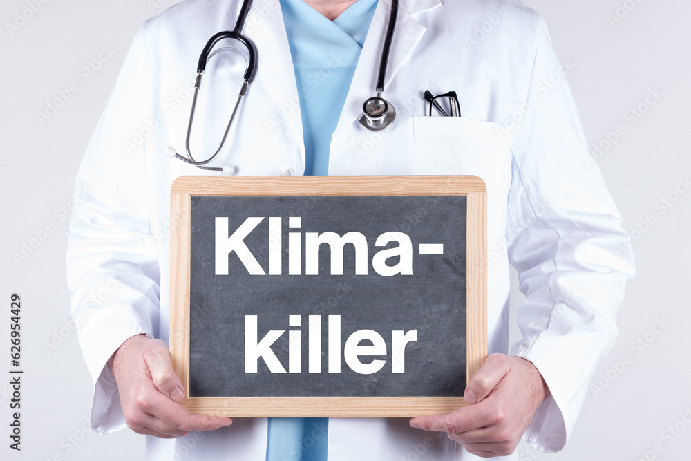 Arzt mit einer Tafel auf der Klimakiller steht Arzt mit einer Tafel auf der Klimakiller steht