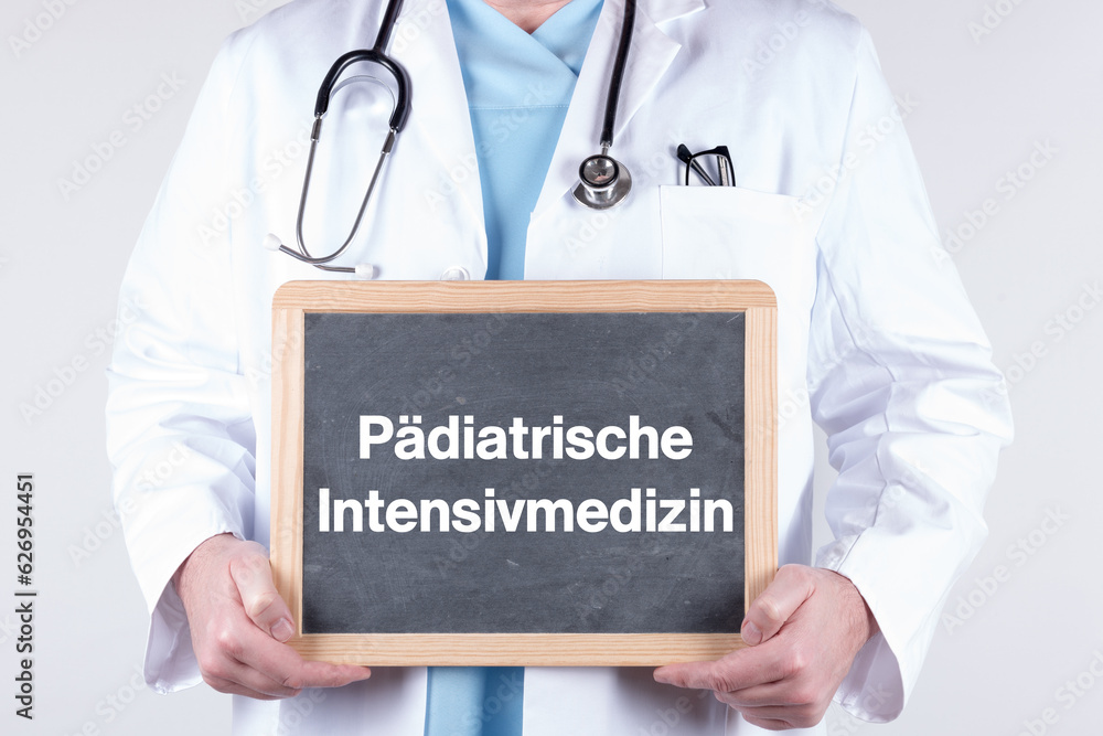 Arzt mit einer Tafel auf der Pädiatrische Intensivmedizin steht Arzt mit einer Tafel auf der Pädiatrische Intensivmedizin steht