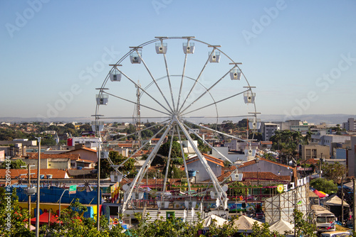 Uma roda gigante no parque de diversão ddentro da cidade.