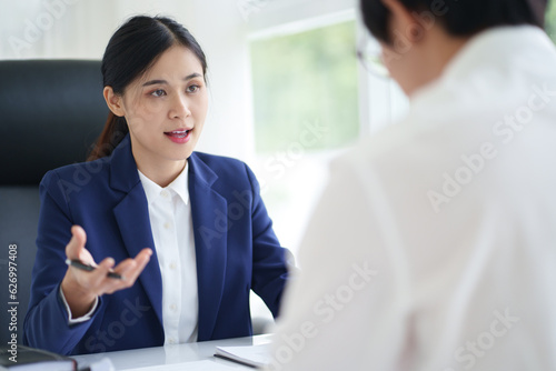 Wallpaper Mural Insurance broker or financial advisor consulting to client, Leasing service agent.. Torontodigital.ca