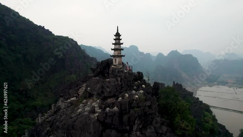 Vue aérienne de Hang Mua à Ninh Binh au Vietnam, paysage karstique avec grotte, escalier et pagode sur la montagne du dragon couché, culture et nature dans la baie d’Halong terrestre.