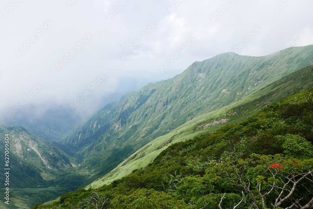 Mount Tanigawa is One of Japan’s famous 100 mountains. Mount Tanigawa, Tanigawadake is a craggy, rugged mountain found on the border of Gunma and Niigata prefectures in northern Minakami.