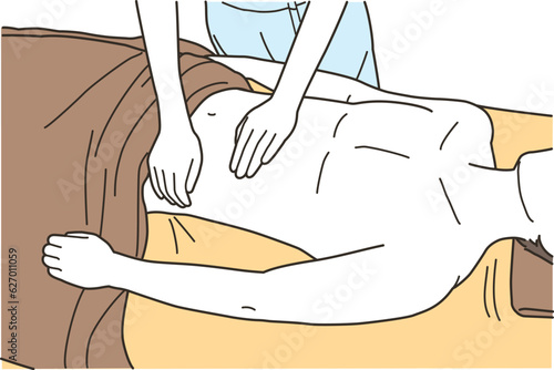 お腹の痩身エステマッサージを受ける男性