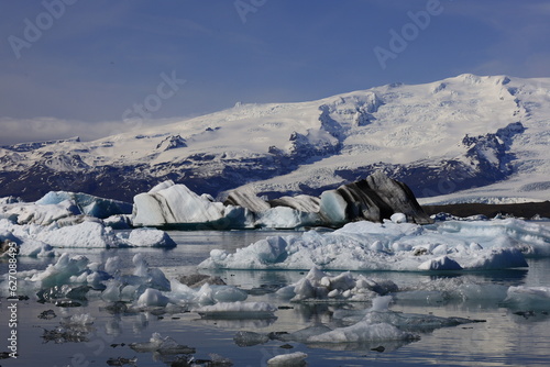 J  kuls  rl  n is a large glacial lake located in the south of the Vatnaj  kull glacier between the Vatnaj  kull National Park and the town of H  fn appeared between 1934 and 1935