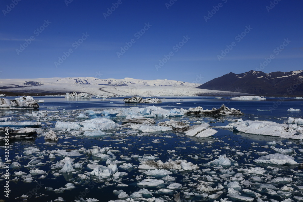 Obraz premium Jökulsárlón is a large glacial lake located in the south of the Vatnajökull glacier between the Vatnajökull National Park and the town of Höfn,appeared between 1934 and 1935