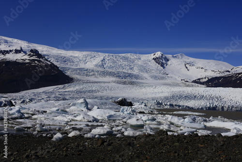 Fjallsárlón is a glacier lake located in the south of the Vatnajökull glacier between the Vatnajökull National Park and the town of Höfn , in the south of Iceland