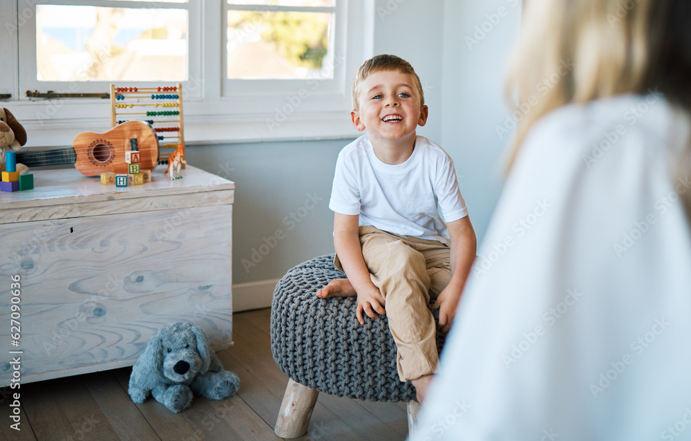 Φωτογραφία Therapist, psychology and boy on a chair, talking and child development with a smile, foster home and adoption