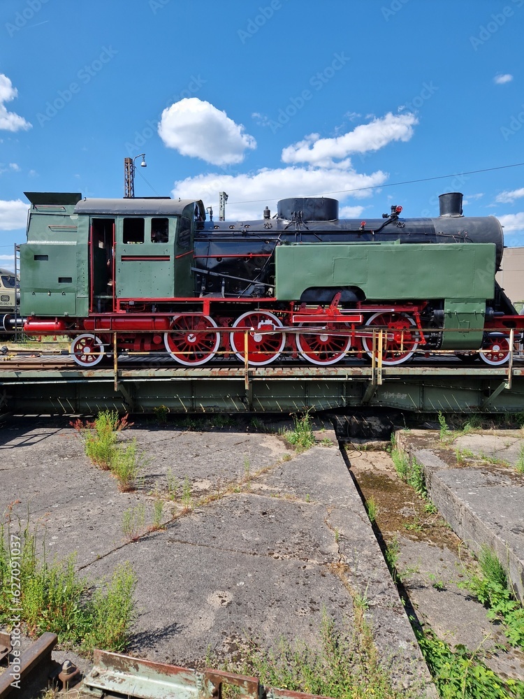 Naklejka premium historische rot grüne Dampflok auf Drehscheibe