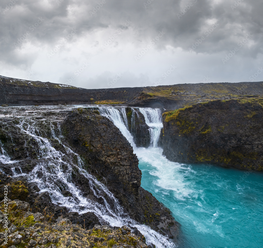 Obraz premium Picturesque waterfall Sigoldufoss autumn view. Season changing in southern Highlands of Iceland.
