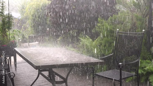 Starkregen prasselt auf die Terrasse