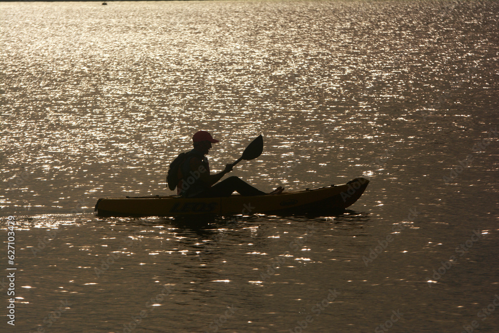 persona navegando en kayak en un lago o mar