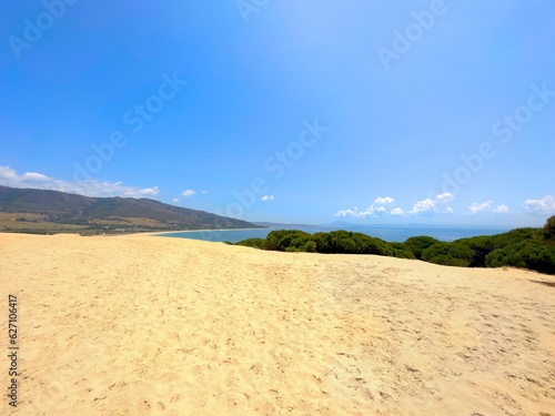 Schöne Aussicht von den Dünen von Valdevaqueros über eine Bucht entlang der Küste des Atlantischen Ozeans, Tarifa, Costa de la Luz, Andalusien, Provinz Cádiz, Spanien, Reisen, Tourismus