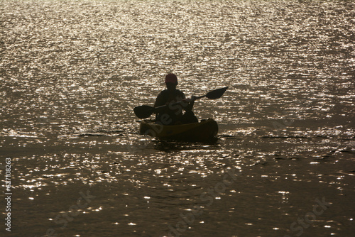persona navegando en kayak en un lago o mar