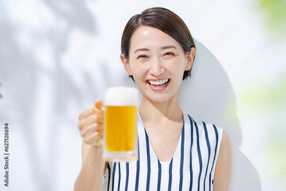 ビールを飲む女性 ビールを飲む女性