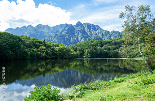 鏡池　長野市戸隠｜聳え立つ戸隠連峰が映り込む湖面の神秘さに言葉を失います
