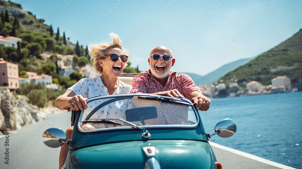 Ein glückliches Ehepaar auf einem Motorroller am Mittelmeer im Urlaub - obrazy, fototapety, plakaty 