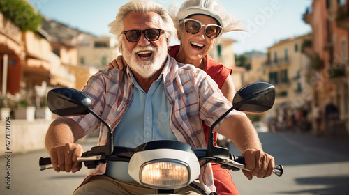 Ein glückliches Ehepaar auf einem Motorroller am Mittelmeer im Urlaub