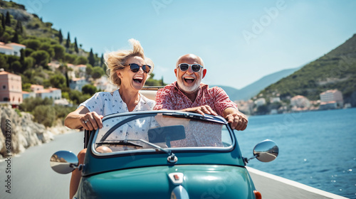 Ein glückliches Ehepaar auf einem Motorroller am Mittelmeer im Urlaub