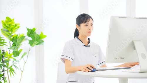 パソコンで作業する医療従事者の女性 photo