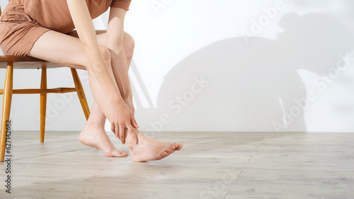 足のスキンケアをする女性　フットケア　ボディケア