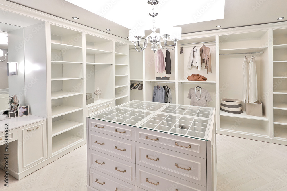 In the dressing room, a shelf was placed in the middle to store only jewelry In the dressing room, a shelf was placed in the middle to store only jewelry