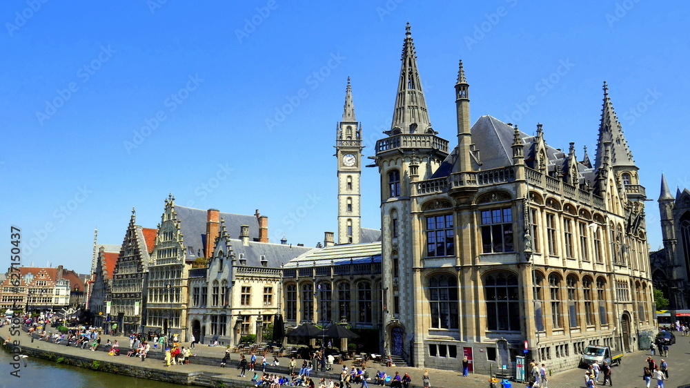 Obraz premium malerischer Hafen in Gent mit Anlegesteg am Kanal für Touristenboote vor mittelalterlichen Handelshäusern