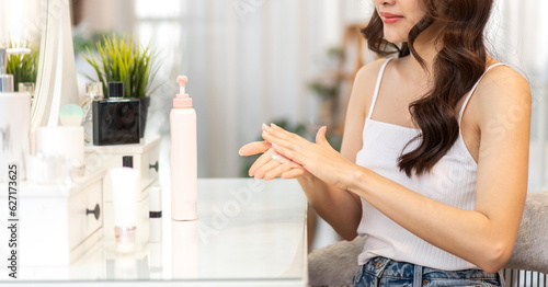 фотографія Smiling of young beautiful pretty asian woman clean fresh healthy white skin looking at body hand