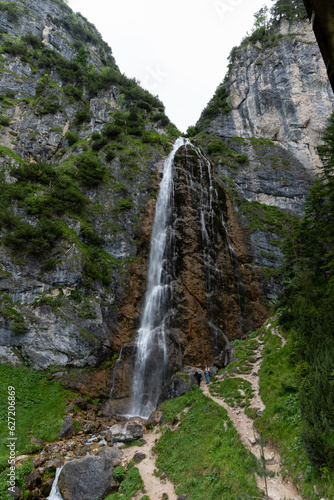 Nahansicht des Dalfazer Wasserfalls im Rofangebirge.