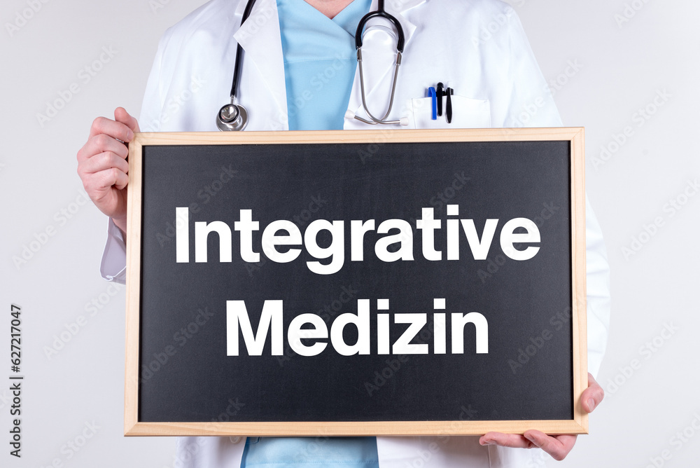 Arzt mit einer Tafel auf der Integrative Medizin steht Arzt mit einer Tafel auf der Integrative Medizin steht