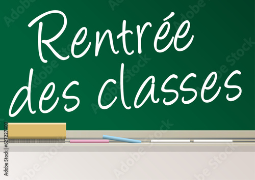 Symbole de l’école et de l’enseignement, les mots, rentrée des classes, sont écrit à la craie blanche sur un tableau vert.