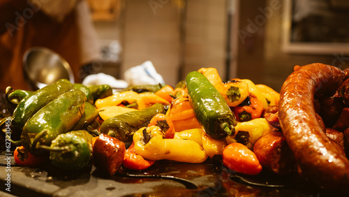 Frische zubereitete, gebratene Paprika und Wurst im Restaurant photo