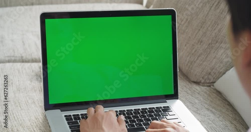 Wallpaper Mural 소파에서 녹색 목업 화면이 떠 있는 노트북으로 재택근무 하는 남성 Torontodigital.ca