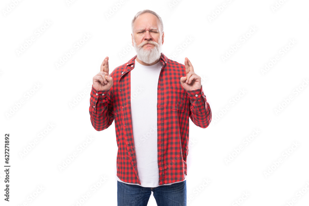 Φωτογραφία hopeful 60s middle aged mature man in stylish shirt crossed his fingers