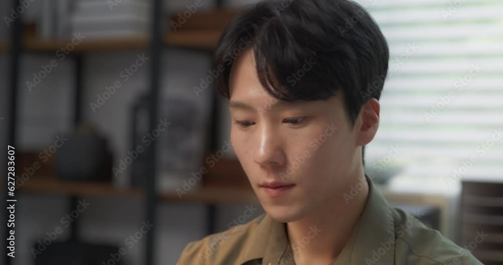노트북으로 일하면서 디자인 프로젝트를 감독하는 관리자의 클로즈업 영상 노트북으로 일하면서 디자인 프로젝트를 감독하는 관리자의 클로즈업 영상